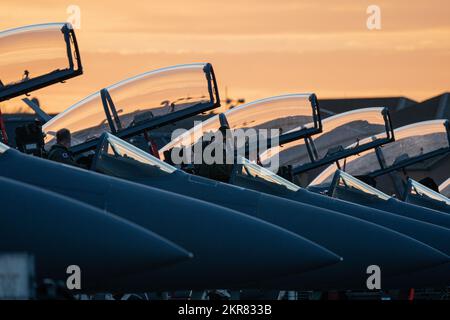 ÉTATS-UNIS Les pilotes de la Force aérienne affectés à l'escadron de chasseurs 492nd effectuent des vérifications avant le vol sur les pygargues F-15E Strike avant les exercices de vol de nuit à la Royal Air Force Lakenheath, en Angleterre, le 9 novembre 2022. L’entraînement pendant les heures de nuit fournit au personnel de l’escadre 48th l’expérience nécessaire pour maintenir une force prête et assurer la défense collective de l’OTAN. Banque D'Images