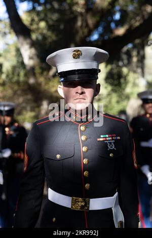 ÉTATS-UNIS Le sergent d'état-major du corps maritime Timothy Brown, Marine with Truck Company, 23rd Marine Regiment, 4th Marine Division, prépare ses Marines à rendre un hommage à 21 armes lors d'une cérémonie de pose de couronne le 10 novembre 2022 à l'église épiscopale Grace à Saint Francisville, en Louisiane. La cérémonie est un événement annuel qui a lieu à l'occasion de l'anniversaire du corps des Marines à la tombe du général Robert H. Barrow, qui a servi de commandant du corps des Marines en 27th. Le sergent Brown, originaire de Metairie, EN LOUISIANE, est diplômé de l'East Jefferson High School et s'est enrôla dans le corps des Marines pour voyager tout en servant sa nation. Banque D'Images