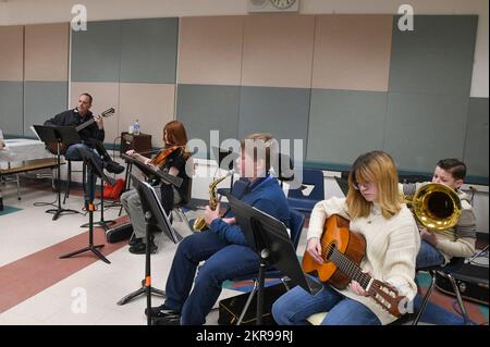 Le groupe du lycée Ben Eielson joue de la musique en l'honneur des anciens combattants lors du petit déjeuner de la fête des anciens combattants organisé par leur école, le 10 novembre 2022. Les élèves ont joué les chansons militaires de chaque branche de service pendant que les anciens combattants étaient servis au petit-déjeuner. Les militaires actifs, les gardiens, les retraités, y compris le personnel scolaire qui sont des retraités militaires, et les familles militaires étaient présents. Les membres du 168th Logistics Readiness Squadron, de la Garde nationale aérienne de l'Alaska, ont préparé un petit-déjeuner pour les anciens combattants militaires lors de l'événement local. Banque D'Images