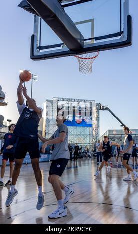 Les joueurs de basket-ball de l'Université Gonzaga s'entraînent lors d'une séance de tir sur le plateau de vol du porte-avions de la classe Nimitz USS Abraham Lincoln (CVN 72). Les joueurs sont à bord de l'ESPN Armed Forces Classic-Carrier Edition 2022, qui se tient sur le pont d'Abraham Lincoln pendant qu'ils sont au port de la base aérienne navale de North Island, en Californie. Le ESPN Armed Forces Classic est une série annuelle de matchs de basket-ball collégiaux organisés près de la Journée des vétérans sur des bases militaires en hommage aux militaires américains. Banque D'Images