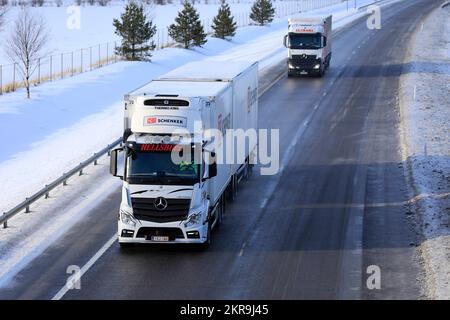 Le camion Mercedes-Benz Actros tire une remorque à température contrôlée sur autoroute, un autre camion Mercedes-Benz suit. Salo, Finlande. 10 février 2022. Banque D'Images