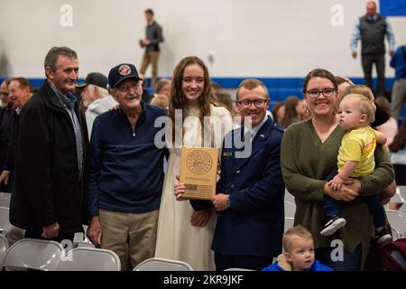 La ville rurale de Firth a tenu une grande assemblée de la Journée des anciens combattants dans l’est de l’Idaho le 10th novembre, invitant des centaines de participants, dont l’adjudant général de l’Idaho, le major général Michael Garshak. L'assemblée a rendu hommage à plus de 100 anciens combattants locaux et à leurs familles avec l'aide de plus de 600 bénévoles, étudiants, enseignants et administrateurs des villes locales et des environs. L'assemblée a eu lieu à l'école secondaire Firth. La population de la petite ville est à peine timide de 600 personnes, selon le dernier Bureau du recensement des États-Unis. Quatre soldats du poste de 148th du Régiment d’artillerie de campagne de la Garde nationale de l’Idaho Banque D'Images