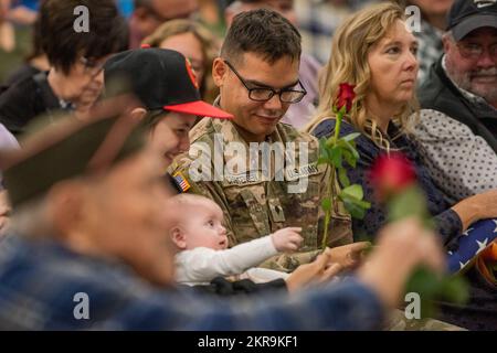 La ville rurale de Firth a tenu une grande assemblée de la Journée des anciens combattants dans l’est de l’Idaho le 10th novembre, invitant des centaines de participants, dont l’adjudant général de l’Idaho, le major général Michael Garshak. L'assemblée a rendu hommage à plus de 100 anciens combattants locaux et à leurs familles avec l'aide de plus de 600 bénévoles, étudiants, enseignants et administrateurs des villes locales et des environs. L'assemblée a eu lieu à l'école secondaire Firth. La population de la petite ville est à peine timide de 600 personnes, selon le dernier Bureau du recensement des États-Unis. Quatre soldats du poste de 148th du Régiment d’artillerie de campagne de la Garde nationale de l’Idaho Banque D'Images