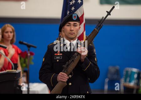 La ville rurale de Firth a tenu une grande assemblée de la Journée des anciens combattants dans l’est de l’Idaho le 10th novembre, invitant des centaines de participants, dont l’adjudant général de l’Idaho, le major général Michael Garshak. L'assemblée a rendu hommage à plus de 100 anciens combattants locaux et à leurs familles avec l'aide de plus de 600 bénévoles, étudiants, enseignants et administrateurs des villes locales et des environs. L'assemblée a eu lieu à l'école secondaire Firth. La population de la petite ville est à peine timide de 600 personnes, selon le dernier Bureau du recensement des États-Unis. Quatre soldats du poste de 148th du Régiment d’artillerie de campagne de la Garde nationale de l’Idaho Banque D'Images