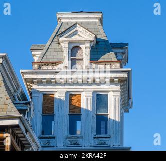 LA NOUVELLE-ORLÉANS, LA, États-Unis - 27 NOVEMBRE 2022 : section de la tour de la maison historique Aldrich-Genella sur St. Charles Avenue pendant les travaux de rénovation Banque D'Images