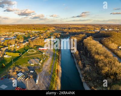 20 novembre 2022 après-midi automne, automne photo de drone aérienne du hameau de Lyon New York, Etats-Unis. Banque D'Images
