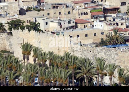 Vue sur le mur de la vieille ville de Jérusalem près de la porte de Damas. Banque D'Images