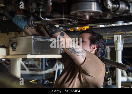 221111-N-WU964-1052 PHILIPPINE SEA (11 novembre 2022) Aviation Machinist’s Mate 3rd Class Harley Bates, de Spokane (Washington), inspecte les pales à l’intérieur d’un moteur à réaction dans l’atelier d’aviation des États-Unis Le seul porte-avions de la Marine, le USS Ronald Reagan (CVN 76), en mer des Philippines, novembre 11. Ronald Reagan, le navire amiral du Carrier Strike Group 5, fournit une force prête à combattre qui protège et défend les États-Unis, et soutient les alliances, les partenariats et les intérêts maritimes collectifs dans la région Indo-Pacifique. Banque D'Images