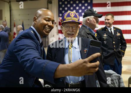 ÉTATS-UNIS Le major de la Force aérienne, Damon Jackson, de la Garde nationale de l'Alaska, maréchal provost, à gauche, rencontre Gordon Severson, un ancien combattant de la guerre de Corée, après la fin de la cérémonie de la Journée des anciens combattants du ministère des Affaires militaires et des anciens combattants, tenue à l'arsenal de la Garde nationale sur la base conjointe Elmendorf-Richardson, en Alaska, le 11 novembre 2022. La cérémonie comprenait des discours de conférenciers clés, la cérémonie du guerrier déchu, la présentation de couronnes commémoratives et le moment de silence pour ceux qui sont tombés. (Photo de la Garde nationale de l'Alaska par Victoria Granado) Banque D'Images