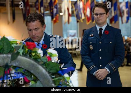 Brig. Des Forces armées canadiennes Le général William Radoff, commandant adjoint de la région du Commandement de la défense aérospatiale de l'Amérique du Nord, dépose une couronne commémorative en l'honneur des anciens combattants lors de la cérémonie de la Journée des anciens combattants du ministère des Affaires militaires et des anciens combattants, tenue à l'arsenal de la Garde nationale sur la base conjointe Elmendorf-Richardson, en Alaska, le 11 novembre 2022. La cérémonie comprenait des discours de conférenciers clés, la cérémonie du guerrier déchu, la présentation de couronnes commémoratives et le moment de silence pour ceux qui sont tombés. (Photo de la Garde nationale de l'Alaska par Victoria Granado) Banque D'Images