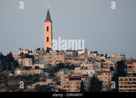 Une vue lointaine de l'Eglise orthodoxe russe de l'Ascension sur le Mont des Oliviers à Jérusalem. Banque D'Images