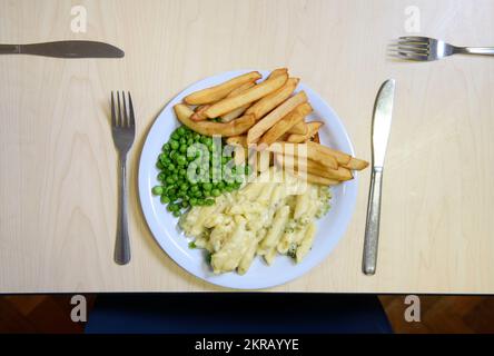 Dîners scolaires - pâtes au fromage et au brocoli avec frites. Banque D'Images