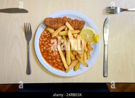 Dîners scolaires - Fish & chips avec haricots. Banque D'Images