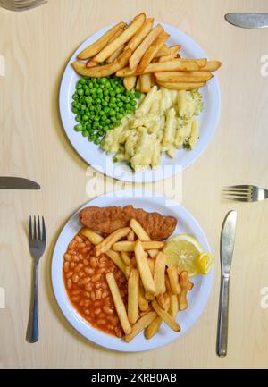 Dîners scolaires - poisson et frites avec petits pois et fromage et pâtes au brocoli avec frites. Banque D'Images