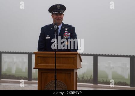 Col. Leslie Hauck, commandant de la 52e Escadre de chasse, prononce un discours lors d'une cérémonie de la Journée des anciens combattants au cimetière militaire et Mémorial américain du Luxembourg, Luxembourg, 11 novembre 2022. Dans son discours, il a parlé de l’importance de la Journée des anciens combattants, ainsi que de l’importance de reconnaître chaque membre passé, présent et futur des forces armées américaines. Forces armées, Spangdahlem, vétérans américains, USAF, vétérans, jour des vétérans, Banque D'Images