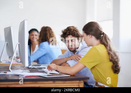 Chaque entreprise a besoin de jeunes. Un groupe de jeunes collègues discutant du travail. Banque D'Images