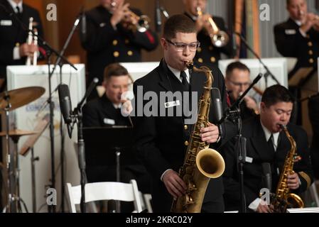 221112-N-PG545-1066, la Nouvelle-Orléans, Louisiane (12 novembre 2022) musicien 1st classe Justin Mendez, de Yonkers, New York, se produit aux États-Unis Navy Band Commodores au Musée national de la Seconde Guerre mondiale à la Nouvelle-Orléans, Louisiane. Les Commodores ont donné dix-sept concerts dans cinq États au cours de leur tournée de 22 jours reliant les communautés de la nation à leur Marine. Banque D'Images