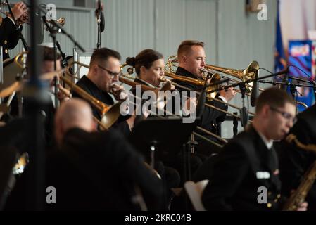 221112-N-PG545-1092, Nouvelle-Orléans, Louisiane (12 novembre 2022) États-Unis Navy Band Commodores trombone section se produit au Musée national de la Seconde Guerre mondiale à la Nouvelle-Orléans, Louisiane. Les Commodores ont donné dix-sept concerts dans cinq États au cours de leur tournée de 22 jours reliant les communautés de la nation à leur Marine. Banque D'Images