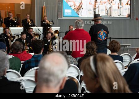 221112-N-PG545-1026, Nouvelle-Orléans, Louisiane (12 novembre 2022) États-Unis Navy Band Commodores rend hommage aux anciens combattants lors d'un concert au Musée national de la Seconde Guerre mondiale à la Nouvelle-Orléans, en Louisiane. Les Commodores ont donné dix-sept concerts dans cinq États au cours de leur tournée de 22 jours reliant les communautés de la nation à leur Marine. Banque D'Images