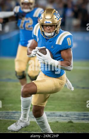 Kam Brown (0), receveur des Bruins de l'UCLA, dirige le ballon lors d'un match de football universitaire de la NCAA contre les Wildcats de l'Arizona. Les Wildcats ont battu les Bruins 34-28 le samedi 12 novembre 2022 à Pasadena, Calif (Ed Ruvalcaba/image of Sport) Banque D'Images