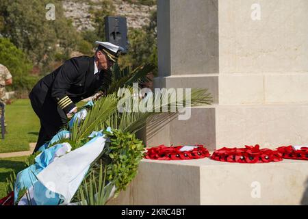 ACTIVITÉ DE SOUTIEN NAVAL SOUDA BAY (Grèce) (13 novembre 2022) le capitaine Odin J. Klug place une couronne au cimetière de guerre allié de Souda Bay lors d'une cérémonie de commémoration du jour de l'armistice, le 13 novembre 2022. NSA Souda Bay est une installation opérationnelle à terre qui permet et soutient les forces américaines, alliées, de coalition et de la nation partenaire de préserver la sécurité et la stabilité dans les domaines de responsabilité européens, africains et centraux. Banque D'Images