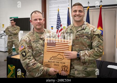 Le sergent d'état-major Jared Zerhusen, de la 617th Military police Company, Brigade d'amélioration des manœuvres en 149th, a été nommé officier non commandant de l'année pour le Kentucky par le sergent d'état-major Jesse Withers, au centre régional d'entraînement Wendell H. Ford à Greenville, Ky. Le 12 novembre 2022. Zerhusen représentera la Garde nationale du Kentucky au concours régional plus tard dans l'année. Banque D'Images