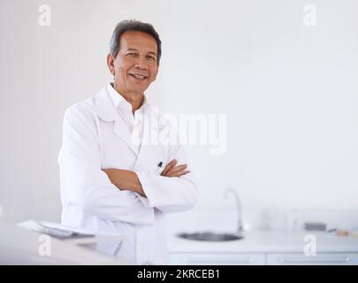 HES le meilleur chirurgien autour. Portrait d'un chirurgien mâle mature debout à l'hôpital. Banque D'Images