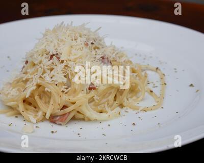 spaghetti au fromage et au poivre sur une assiette blanche Banque D'Images