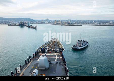 Le croiseur à missiles guidés de classe Ticonderoga USS Normandy (CG 60) s'introduit dans sa région de Fance, alors qu'il est en cours dans le cadre du groupe de grève des transporteurs Gerald R. Ford, le 14 novembre 2022. Le premier porte-avions de sa catégorie USS Gerald R. Ford (CVN 78) est en cours de déploiement inaugural, menant des entraînements et des opérations aux côtés des alliés et des partenaires de l'OTAN afin d'améliorer l'intégration pour les opérations futures et de faire la démonstration des États-Unis L’engagement de la Marine à l’égard d’une région de l’Atlantique pacifique, stable et exempte de conflits. Banque D'Images