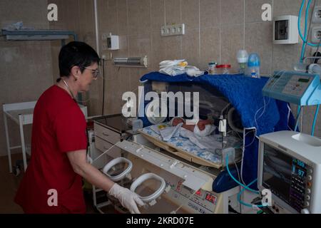 Une infirmière s'occupe d'un bébé prématuré à 4 avril 2022, à l'hôpital de maternité n° 5, dans la ville portuaire d'Odesa, dans le sud de l'Ukraine. Banque D'Images