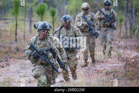 ÉTATS-UNIS Les parachutistes de l'armée affectés au 2nd Bataillon, 504th parachute Infantry Regiment, 1st Brigade combat Team, 82nd Airborne Division, exécutent un exercice de tir en direct au niveau de la brigade dans un joint Readiness Training Center (JRTC) rotation 23-02 sur fort Polk, Louisiane, 14 novembre 2022. Les exercices de tir en direct ont été menés aux côtés des alliés néerlandais et japonais au JRTC, avec des missions incluant la braconnage et le défrichement des bâtiments et l'appel à l'incendie. Banque D'Images