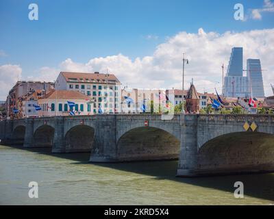 BÂLE, SUISSE, 7 JUILLET 2022 : pont Wetsteinbrucke sur le Rhin et bâtiments historiques de la ville. Promenade dans la vieille ville bien préservée Banque D'Images