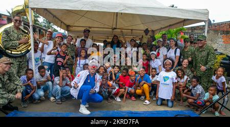 CARTAGENA (Colombie) (14 novembre 2022) membres des États-Unis La bande des Forces de la flotte, affectée au navire-hôpital USNS Comfort (T-AH 20), pose pour une photo avec des étudiants et des membres du personnel de la Fundacion de Guerreros de Luz et des membres de l'Armada colombienne après avoir donné un concert à Cartagena, Colombie, le 14 novembre 2022. Comfort est déployé à la flotte américaine 4th afin de soutenir la poursuite de Promise 2022, une mission d'aide humanitaire et de bonne volonté qui mène des soins médicaux directs, des soins vétérinaires expéditionnaires et des échanges d'experts en la matière avec cinq pays partenaires des Caraïbes, d'Amérique centrale et d'Amérique du Sud. Banque D'Images