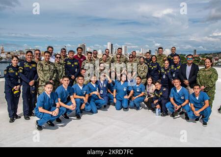 CARTAGENA, Colombie (14 novembre 2022)--des professionnels de la santé du navire-hôpital USNS Comfort (T-AH 20) et de l'hôpital naval de Cartagena, posent pour une photo après un échange d'experts en la matière à l'hôpital naval de Cartagena, Colombie, le 14 novembre 2022. Comfort est déployé à la flotte américaine 4th afin de soutenir la poursuite de Promise 2022, une mission d'aide humanitaire et de bonne volonté qui mène des soins médicaux directs, des soins vétérinaires expéditionnaires et des échanges d'experts en la matière avec cinq pays partenaires des Caraïbes, d'Amérique centrale et d'Amérique du Sud. Banque D'Images