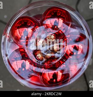 Michendorf, Allemagne. 25th novembre 2022. Au domaine des roses de Langerwisch, les boules d'arbres de Noël sont parmi les articles en vente. Credit: Jens Kalaene/dpa/Alamy Live News Banque D'Images