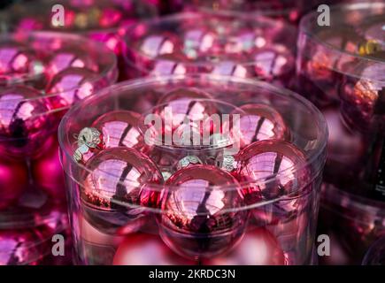 Michendorf, Allemagne. 25th novembre 2022. Au domaine des roses de Langerwisch, les boules d'arbres de Noël sont parmi les articles en vente. Credit: Jens Kalaene/dpa/Alamy Live News Banque D'Images