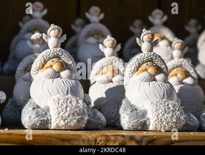 Michendorf, Allemagne. 25th novembre 2022. Chez Rosengut Langerwisch, les têtes du Père Noël avec un poussin sont offertes comme décorations de Noël. Credit: Jens Kalaene/dpa/Alamy Live News Banque D'Images