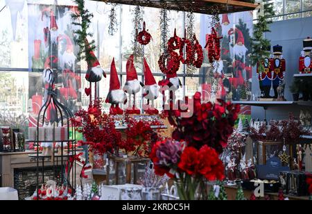 Michendorf, Allemagne. 25th novembre 2022. À la Langerwisch Rose Estate, de nombreux articles décoratifs de Noël seront en vente. Credit: Jens Kalaene/dpa/Alamy Live News Banque D'Images