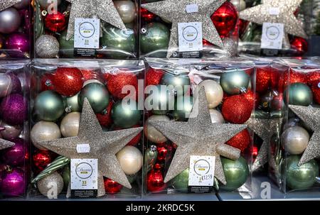 Michendorf, Allemagne. 25th novembre 2022. Chez Rosengut Langerwisch, les boules d'arbre de Noël et les étoiles scintillantes sont parmi les articles en vente. Credit: Jens Kalaene/dpa/Alamy Live News Banque D'Images