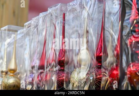 Michendorf, Allemagne. 25th novembre 2022. Au domaine des roses de Langerwisch, les hauts d'arbres de Noël sont parmi les articles en vente. Credit: Jens Kalaene/dpa/Alamy Live News Banque D'Images