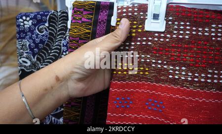 gros plan sur le tissu ulos dans le marché de la mode. Ulos est l'habillement vintage traditionnel de la tribu Batak dans le nord de Sumatra. Culture indonésienne Banque D'Images