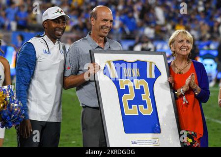 L'ancien PDG du Rose Bowl Stadium Darryl Dunn est honoré lors d'un match de football de la NCAA entre les Bruins de l'UCLA et les Huskies de Washington, le vendredi 3 septembre Banque D'Images
