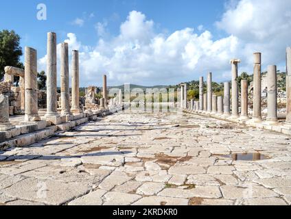 Antalya, Turquie - avril 2014 : rangée de colonnes et de ruines dans la ville antique de Patara Banque D'Images