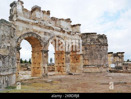 Denizli, Turquie - sept 2017: Pamukkale Hiérapolis ruines de la ville antique, porte romaine nord Banque D'Images