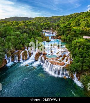 Krka, Croatie - vue aérienne des magnifiques chutes d'eau de Krka dans le parc national de Krka lors d'une matinée d'été lumineuse avec feuillage vert, eau turquoise et Banque D'Images