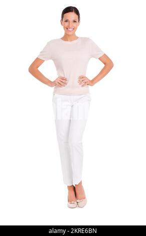 Elle n'hésite pas à voir ses bons looks. Photo studio d'une jeune femme vêtue de façon décontractée isolée sur blanc. Banque D'Images
