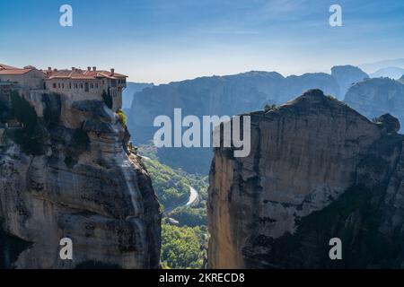 Kalabaka, Grèce - 4 novembre 2022 : vue sur le monastère de Varlaam et le paysage de Meteora Banque D'Images