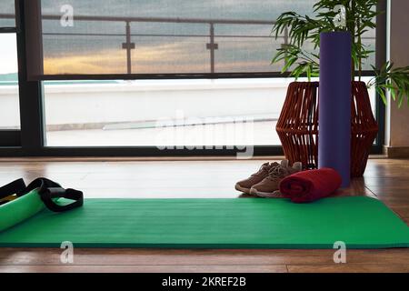 Centre aérobie vide avec tapis d'exercice et équipement d'étirement. Sport et activité Banque D'Images