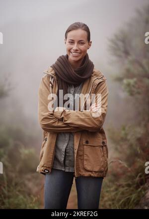Passer du temps de qualité avec mère nature. Une jeune femme attrayante pour une promenade dans les montagnes. Banque D'Images