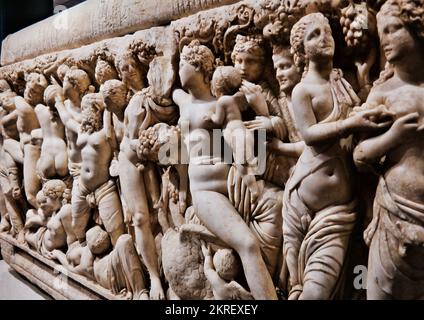 Antalya, Turquie - avril 2019 : sarcophage romain antique de Perga, 2nd siècle après J.-C., Bacchanal dans le musée archéologique d'Antalya Banque D'Images